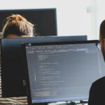 Coderen achter computer